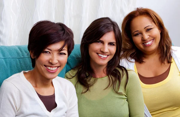 Różnorodna grupa kobiet rozmawiająca i śmiejąca się. — Zdjęcie stockowe