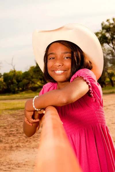 Niña hispana con sombrero y bandera americana . — Foto de Stock