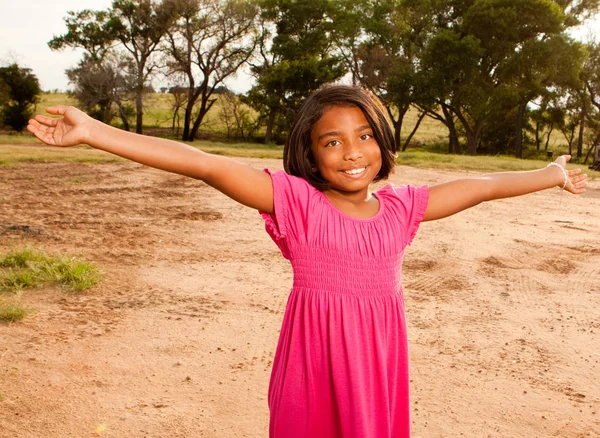 Niña hispana jugando afuera . — Foto de Stock