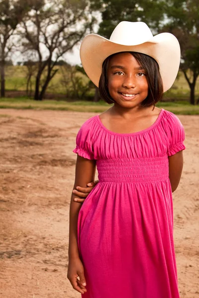 Niña hispana con sombrero y bandera americana . — Foto de Stock