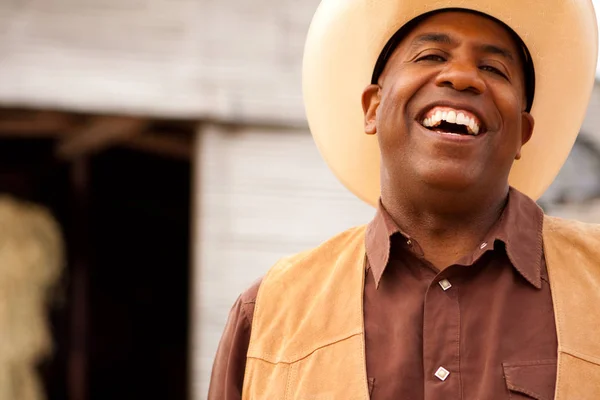 African American cowboy ler och skrattar. — Stockfoto