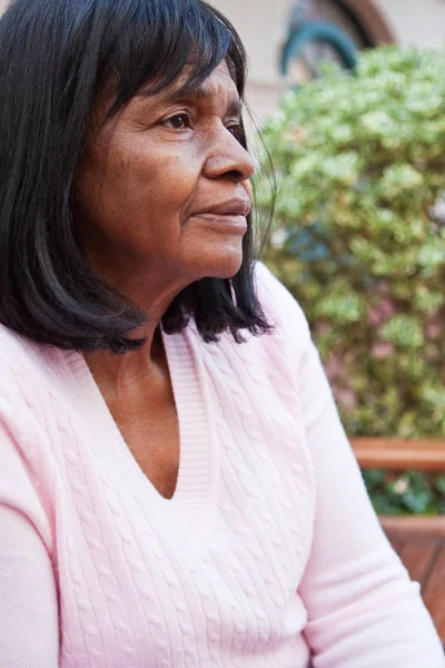 ベンチに座っている年配のアフリカ系アメリカ人の女性. — ストック写真