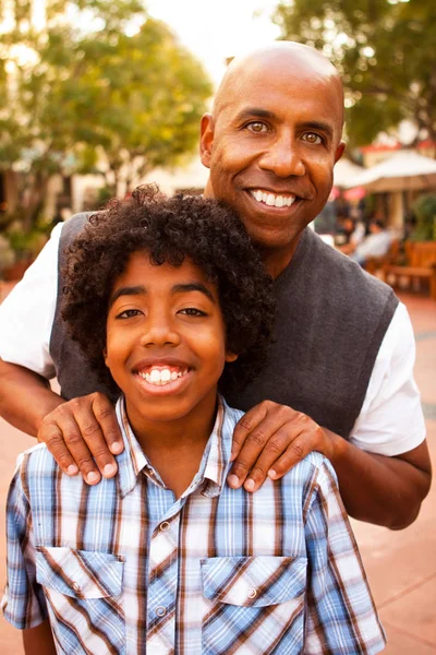 Afroamericanos padre e hijo pasando tiempo juntos . — Foto de Stock