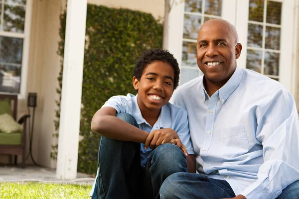 Afrikanisch-amerikanischer Vater und Sohn reden und lachen. — Stockfoto