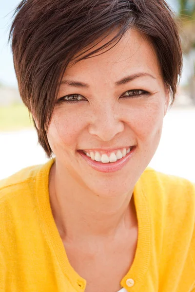 Glücklich asiatische Frau lächelt am Strand. — Stockfoto