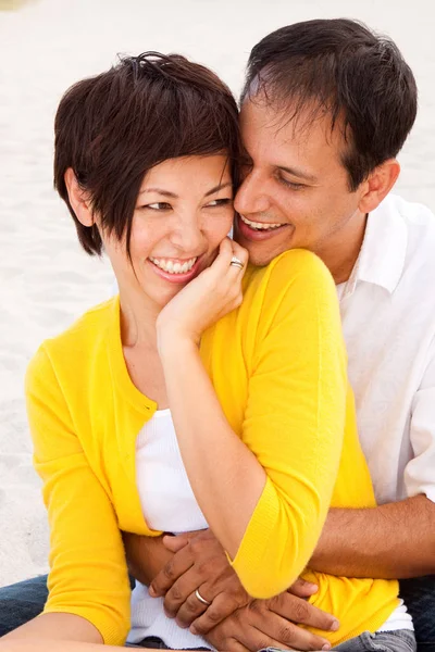 Joyeux couple riant et parlant à la plage . — Photo