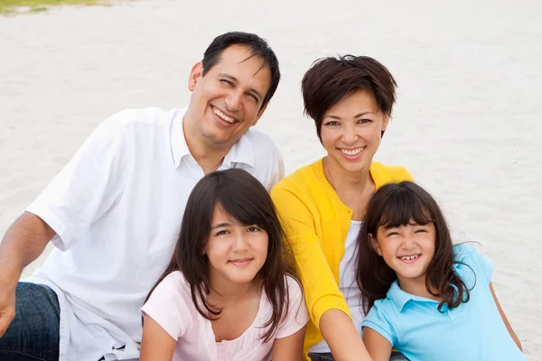 Asiatisk familj skrattar och leker på stranden. — Stockfoto