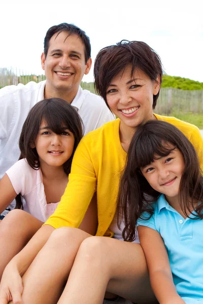 Asiatisk familj skrattar och leker på stranden. — Stockfoto