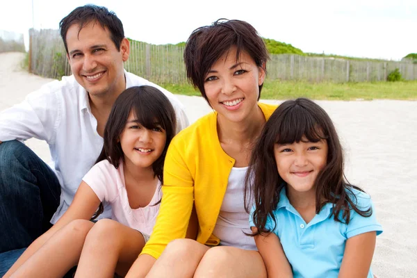 Asiática familia riendo y jugando en la playa . — Foto de Stock