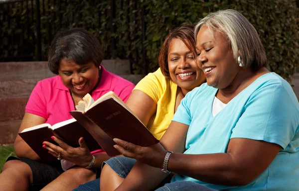 Grupo maduro de mujeres hablando y leyendo . — Foto de Stock