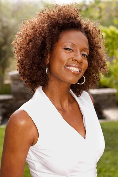 Güzel olgun Afrikalı-Amerikalı kadın dışarıda gülümseyen. — Stok fotoğraf