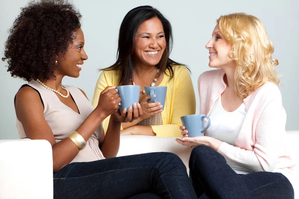 Diverso grupo de mujeres hablando y tomando café . —  Fotos de Stock