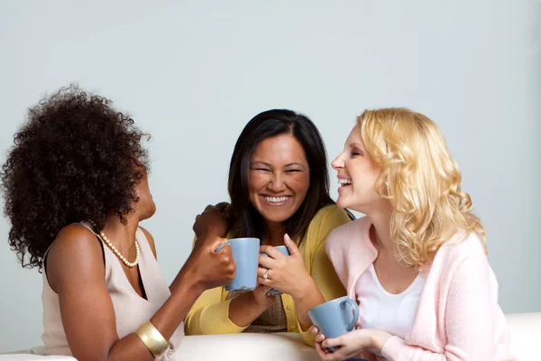 Grupo diverso de mulheres falando e bebendo café . — Fotografia de Stock