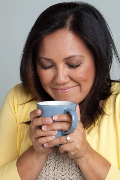 Bir fincan kahve keyfi mutlu Asyalı kadın. — Stok fotoğraf