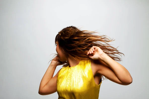 Feliz joven riendo y bailando . — Foto de Stock