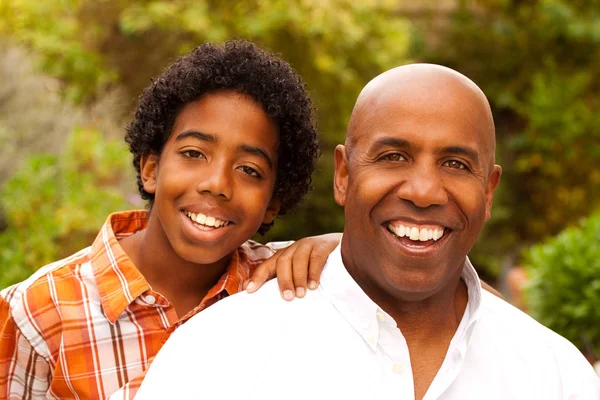 African American ojca i syna, rozmawiając i śmiejąc się. — Zdjęcie stockowe