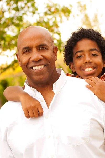African American far och son prata och skratta. — Stockfoto