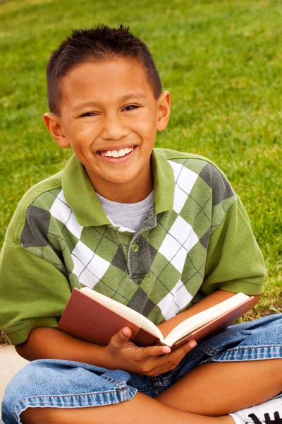 Happy young kids smiling and reading. — Stock Photo, Image