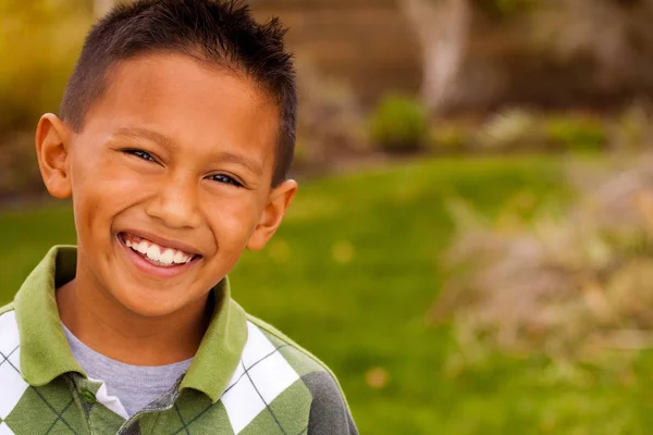 Glückliche junge asiatische Kind lächelt und lacht. — Stockfoto