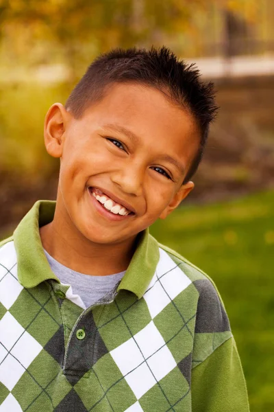 Glückliche junge asiatische Kind lächelt und lacht. — Stockfoto