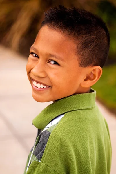 Felice giovane asiatico bambino sorridente e ridente . — Foto Stock