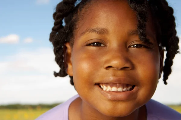 Gelukkig African American meisje glimlachend buiten. — Stockfoto