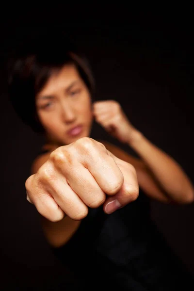 Retrato de mujer practicando defensa propia . —  Fotos de Stock