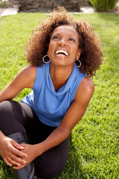 Hermosa madura afroamericana mujer sonriendo fuera . — Foto de Stock