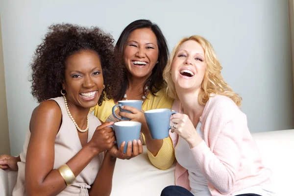 Grupo diverso de mulheres falando e bebendo café . — Fotografia de Stock