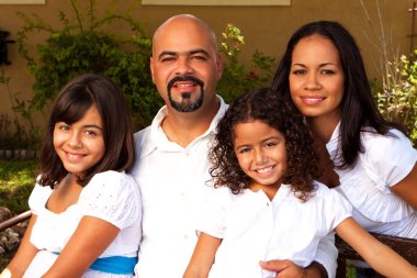 Mutlu İspanyol Aile gülerek ve gülümseyerek.