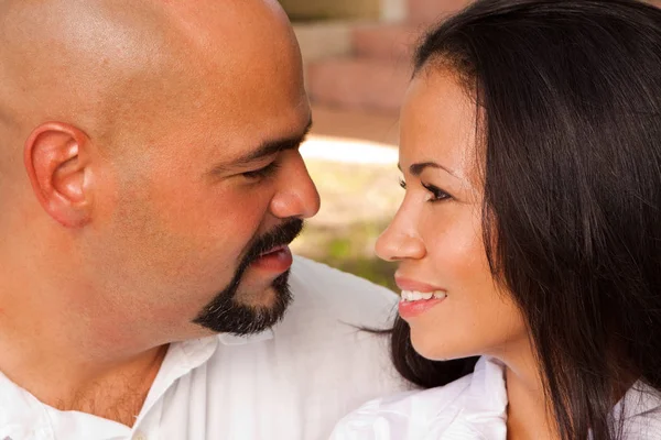 Liefdevolle Glimlachende man en vrouw knuffelen. — Stockfoto