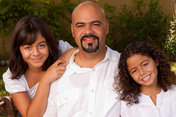 Счастливая латиноамериканская семья смеется и улыбается . — стоковое фото