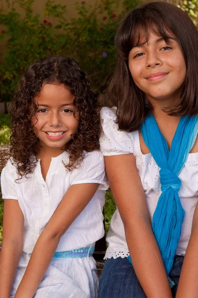 Irmãs hispânicas rindo e sorrindo lá fora . — Fotografia de Stock