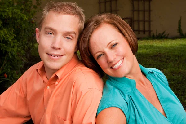 Retrato de una pareja amorosa sonriendo . —  Fotos de Stock