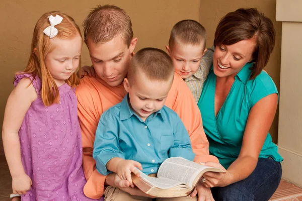 Feliz amoroso padres y thier childern . —  Fotos de Stock