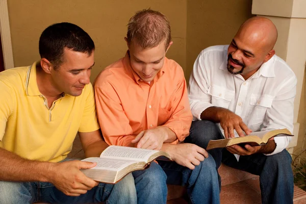 Férfi csoport Biblia tanulmány. Multikulturális kis csoport. — Stock Fotó