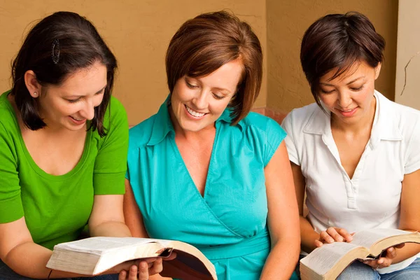 Donne piccolo gruppo di studio della Bibbia. Gruppo multiculturale piccolo . — Foto Stock