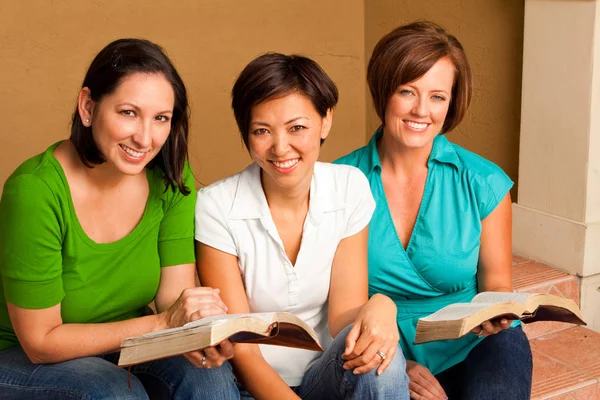 Womens small group Bible Study. Multicultural small group. — Stock Photo, Image