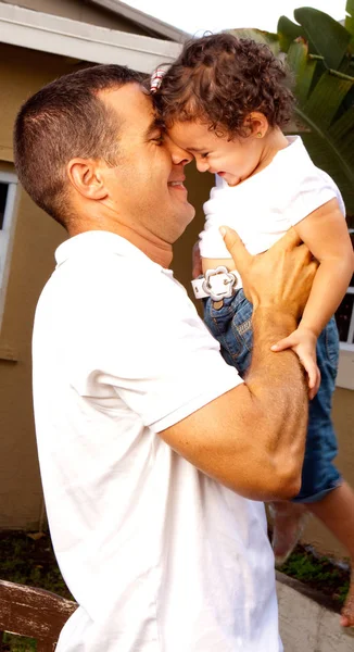 Père portant sa fille et souriant . — Photo