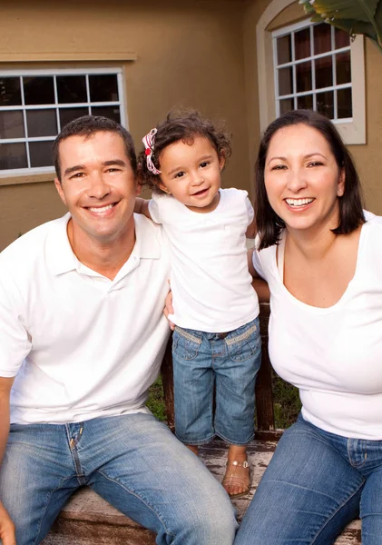 Glad spansktalande familj skrattar och ler. — Stockfoto