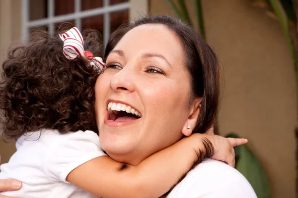 Gelukkig Hispanic moeder en dochters Lachend. — Stockfoto