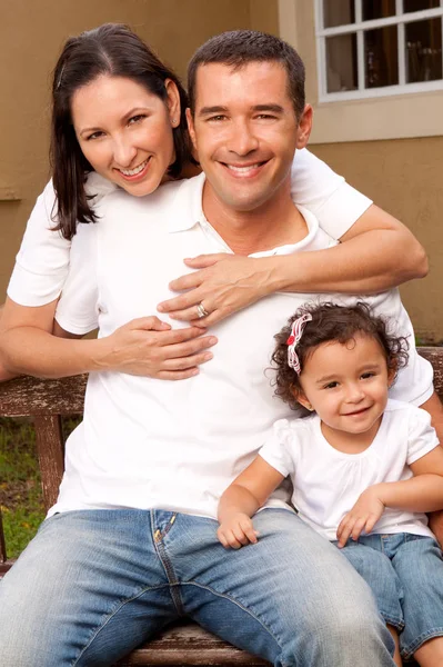 Gelukkig Hispanic familie lachen en glimlachen. — Stockfoto
