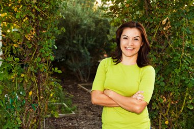 İspanyol kadın dışında doğada gülümseyen.