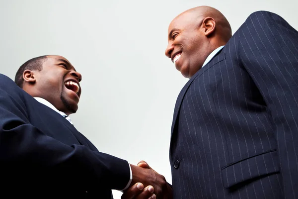 Empresarios afroamericanos estrechando la mano aislados en blanco . —  Fotos de Stock