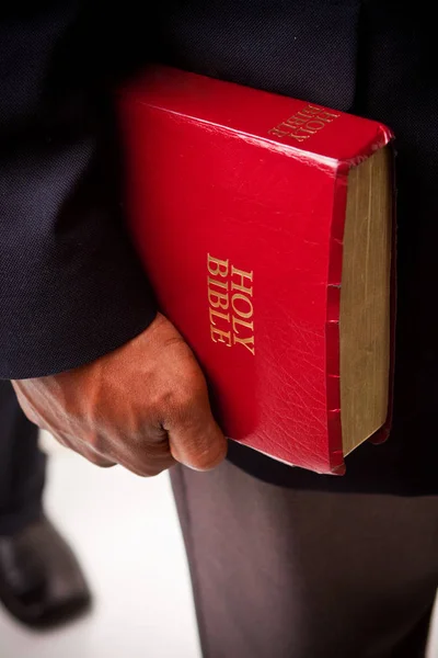 African American przedsiębiorców posiadających Biblii — Zdjęcie stockowe