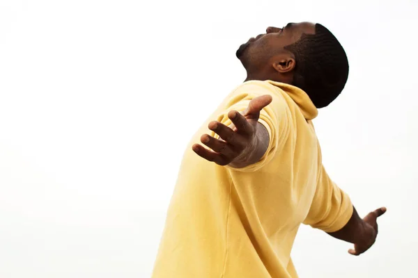 Hombre afroamericano con los brazos abiertos . — Foto de Stock