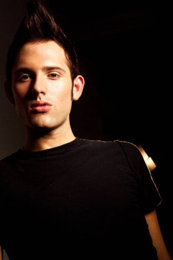 Genç punk rocker bakıyordu ve ortalama seyir.