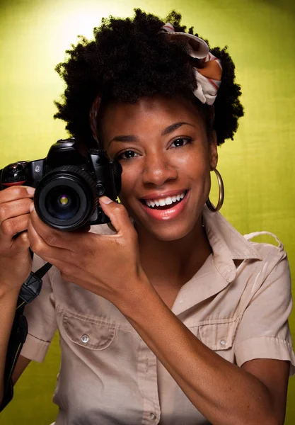 Šťastná žena s úsměvem a fotografování. — Stock fotografie