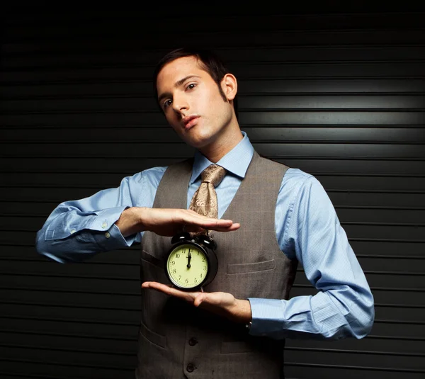 Hombre bien vestido sosteniendo un reloj . —  Fotos de Stock