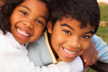 Gülümseyen ve gülerek kardeş.